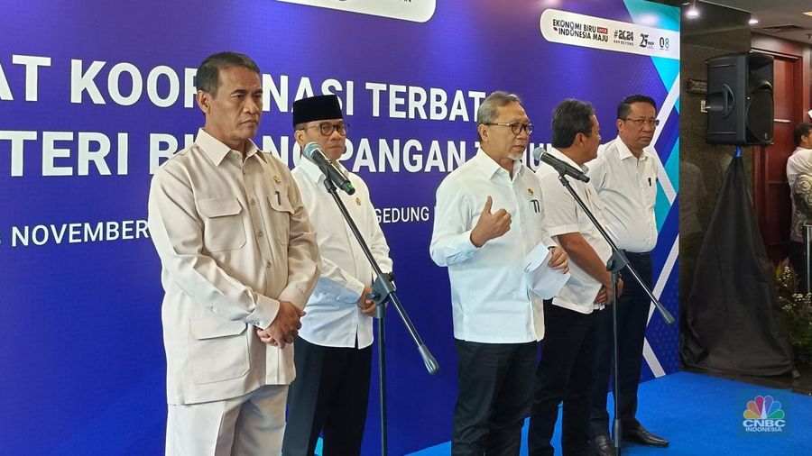 Menteri Koordinator Bidang Pangan, Zulkifli Hasan (Zulhas) bersama Menteri-Menteri Pangan lainnya saat Konferensi Pers usai Ratas di kantor Kementerian Kelautan dan Perikanan (KKP) Jakarta, Kamis (28/11/2024). (CNBC Indonesia/Martyasari Rizky)
