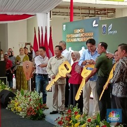 Maruarar-Tito Serahkan 334 Kunci Rusunawa Pasar Rumput, TNI-Guru Dapat