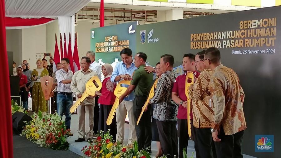 Pemerintah pusat dan pemerintah provinsi DKI Jakarta menyerahkan hunian Pasar Rumput kepada 334 penghuni yang diwakili oleh 5 orang. Total hunian di Rusun Pasar Rumput ini mencapai 1.984 unit. (CNBC Indonesia/Ferry Sandi)