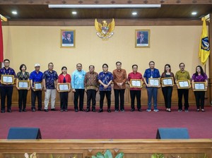 Pemkab Badung Serahkan Sertifikat untuk 10 Koperasi Berpredikat Sehat