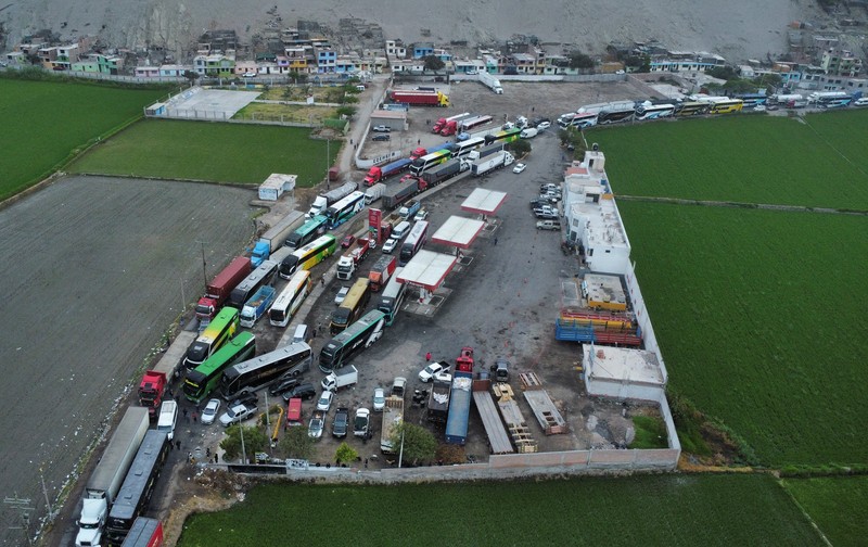 PERU-MINING/ A drone image shows vehicles parked on a mountain road as small-scale miners halt traffic to demand the extension of a program that allows them to operate temporarily, but which authorities say has expanded illegal mining, in Ocona, Peru November 27, 2024. REUTERS/Oswald Charca