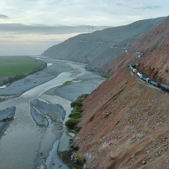 Penambang Blokir Jalan, Truk-Truk 'Mengular' Panjang di Pengunungan