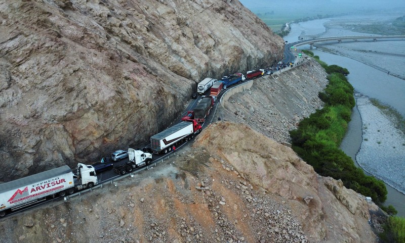 PERU-MINING/ A drone image shows vehicles parked on a mountain road as small-scale miners halt traffic to demand the extension of a program that allows them to operate temporarily, but which authorities say has expanded illegal mining, in Ocona, Peru November 27, 2024. REUTERS/Oswald Charca