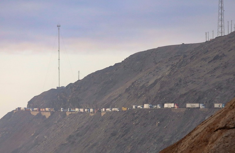 PERU-MINING/ A drone image shows vehicles parked on a mountain road as small-scale miners halt traffic to demand the extension of a program that allows them to operate temporarily, but which authorities say has expanded illegal mining, in Ocona, Peru November 27, 2024. REUTERS/Oswald Charca