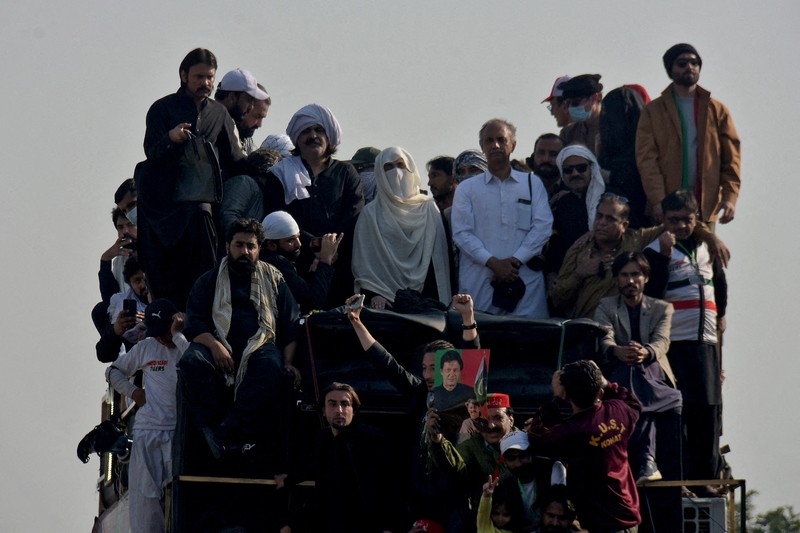 Pihak berwenang Pakistan pada hari Rabu (27/11) membuka kembali jalan-jalan yang menghubungkan ibukota Islamabad dengan wilayah-wilayah lain negara itu, mengakhiri penutupan selama empat hari. (REUTERS/Akhtar Soomro) Pihak berwenang Pakistan pada hari Rabu (27/11) membuka kembali jalan-jalan yang menghubungkan ibukota Islamabad dengan wilayah-wilayah lain negara itu, mengakhiri penutupan selama empat hari. (REUTERS/Akhtar Soomro)