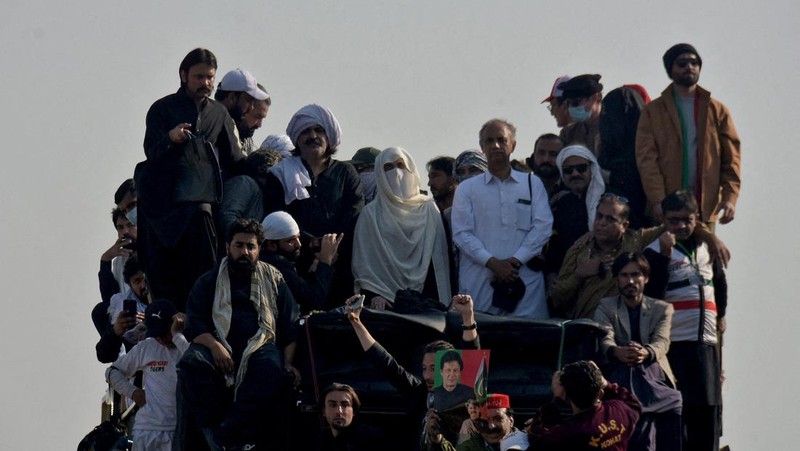 Pihak berwenang Pakistan pada hari Rabu (27/11) membuka kembali jalan-jalan yang menghubungkan ibukota Islamabad dengan wilayah-wilayah lain negara itu, mengakhiri penutupan selama empat hari. (REUTERS/Akhtar Soomro)