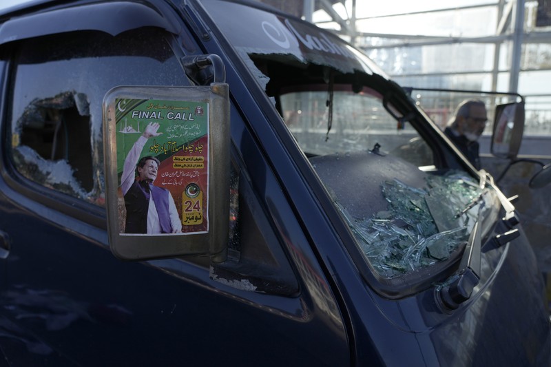 Pihak berwenang Pakistan pada hari Rabu (27/11) membuka kembali jalan-jalan yang menghubungkan ibukota Islamabad dengan wilayah-wilayah lain negara itu, mengakhiri penutupan selama empat hari. (REUTERS/Akhtar Soomro)