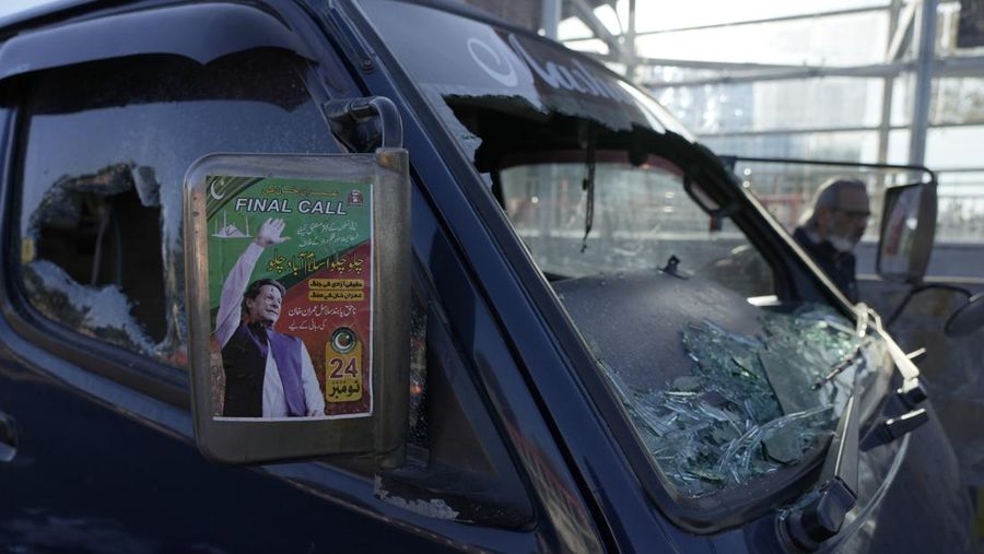 Pihak berwenang Pakistan pada hari Rabu (27/11) membuka kembali jalan-jalan yang menghubungkan ibukota Islamabad dengan wilayah-wilayah lain negara itu, mengakhiri penutupan selama empat hari. (REUTERS/Akhtar Soomro)