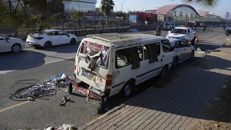 Pihak berwenang Pakistan pada hari Rabu (27/11) membuka kembali jalan-jalan yang menghubungkan ibukota Islamabad dengan wilayah-wilayah lain negara itu, mengakhiri penutupan selama empat hari. (REUTERS/Akhtar Soomro)