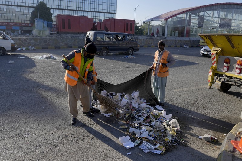 Pihak berwenang Pakistan pada hari Rabu (27/11) membuka kembali jalan-jalan yang menghubungkan ibukota Islamabad dengan wilayah-wilayah lain negara itu, mengakhiri penutupan selama empat hari. (REUTERS/Akhtar Soomro)