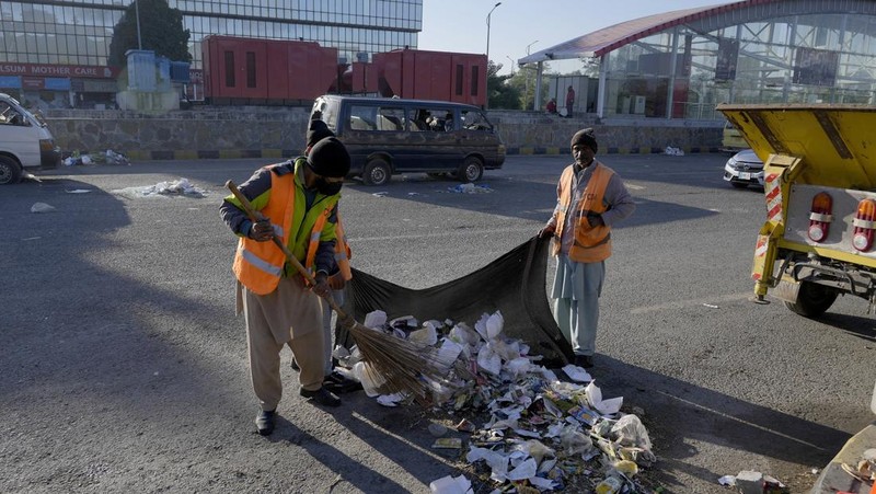 Pihak berwenang Pakistan pada hari Rabu (27/11) membuka kembali jalan-jalan yang menghubungkan ibukota Islamabad dengan wilayah-wilayah lain negara itu, mengakhiri penutupan selama empat hari. (REUTERS/Akhtar Soomro)