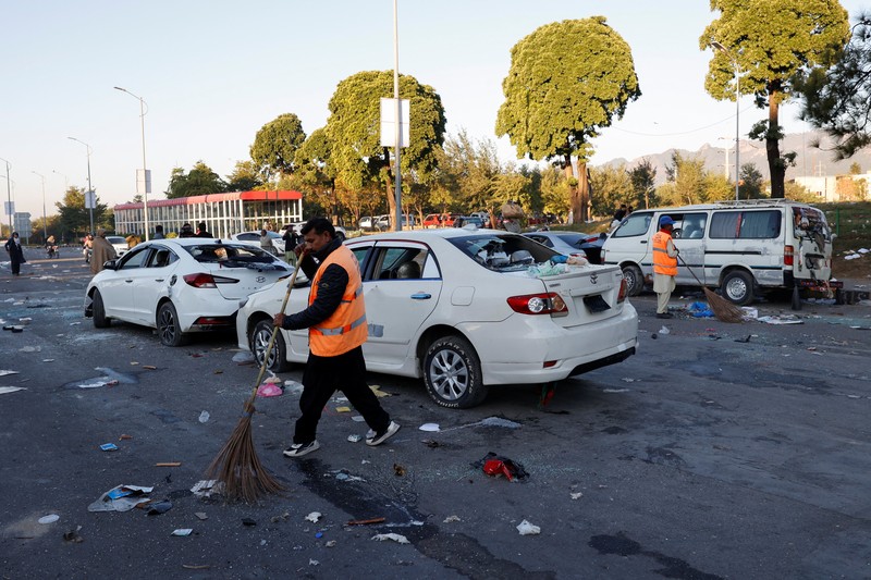 Pihak berwenang Pakistan pada hari Rabu (27/11) membuka kembali jalan-jalan yang menghubungkan ibukota Islamabad dengan wilayah-wilayah lain negara itu, mengakhiri penutupan selama empat hari. (REUTERS/Akhtar Soomro) Pihak berwenang Pakistan pada hari Rabu (27/11) membuka kembali jalan-jalan yang menghubungkan ibukota Islamabad dengan wilayah-wilayah lain negara itu, mengakhiri penutupan selama empat hari. (REUTERS/Akhtar Soomro)