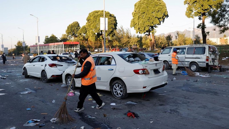 Pihak berwenang Pakistan pada hari Rabu (27/11) membuka kembali jalan-jalan yang menghubungkan ibukota Islamabad dengan wilayah-wilayah lain negara itu, mengakhiri penutupan selama empat hari. (REUTERS/Akhtar Soomro)