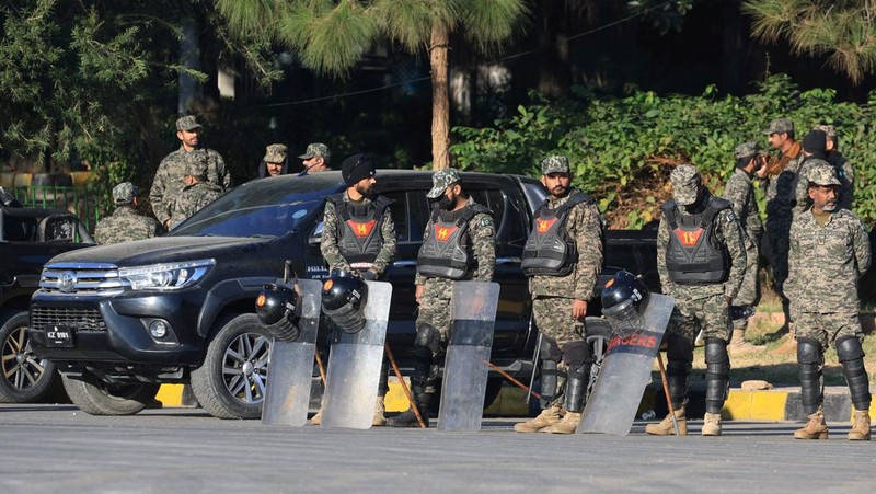 Pihak berwenang Pakistan pada hari Rabu (27/11) membuka kembali jalan-jalan yang menghubungkan ibukota Islamabad dengan wilayah-wilayah lain negara itu, mengakhiri penutupan selama empat hari. (REUTERS/Akhtar Soomro)