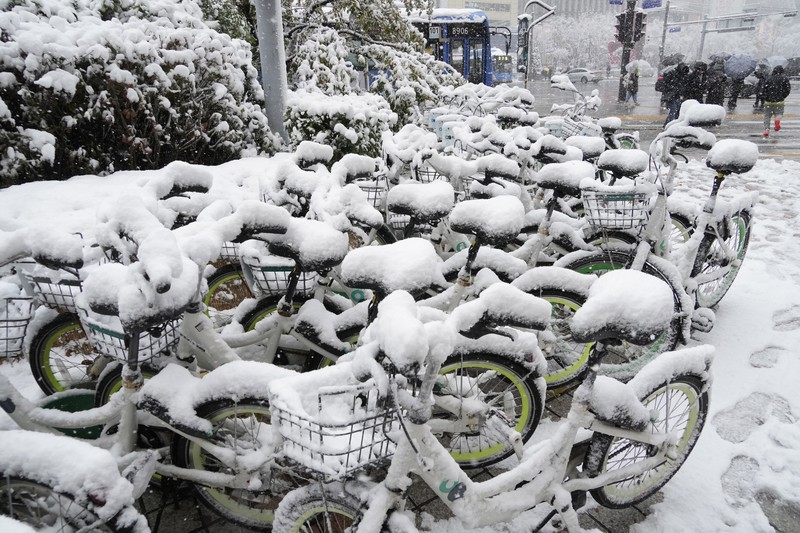 Ibu kota Korea Selatan, Seoul, dilanda badai salju November. Kali ini badai dianggap yang terburuk dalam lebih dari satu abad. Salju tersebut memutus aliran listrik, mengganggu transportasi, menghentikan penerbangan, Rabu (27/11). (REUTERS/Kim Hong-Ji) Ibu kota Korea Selatan, Seoul, dilanda badai salju November. Kali ini badai dianggap yang terburuk dalam lebih dari satu abad. Salju tersebut memutus aliran listrik, mengganggu transportasi, menghentikan penerbangan, Rabu (27/11). (REUTERS/Kim Hong-Ji)