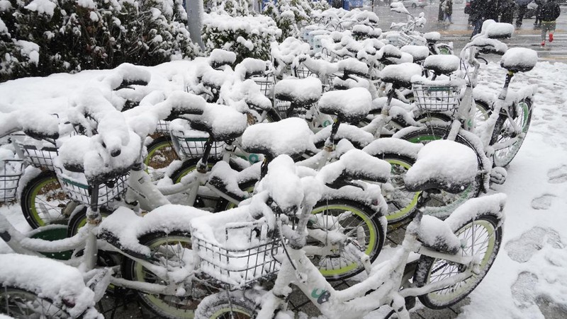 Ibu kota Korea Selatan, Seoul, dilanda badai salju November. Kali ini badai dianggap yang terburuk dalam lebih dari satu abad. Salju tersebut memutus aliran listrik, mengganggu transportasi, menghentikan penerbangan, Rabu (27/11). (REUTERS/Kim Hong-Ji)