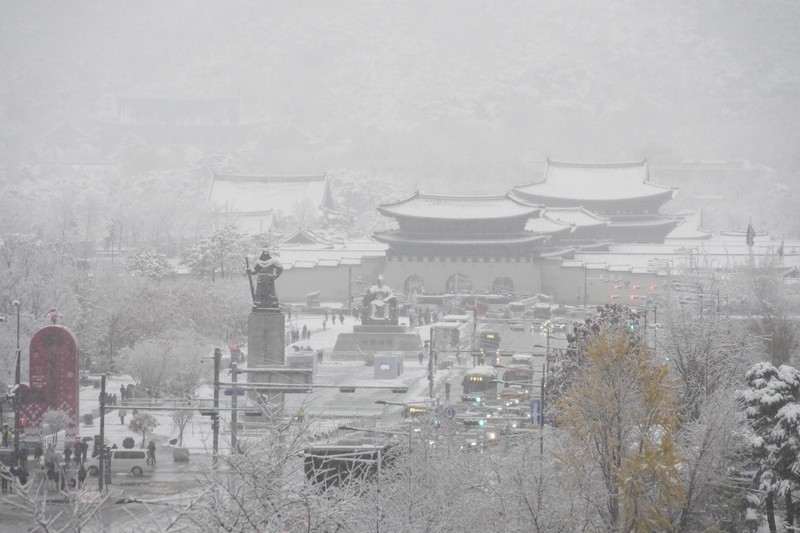 Ibu kota Korea Selatan, Seoul, dilanda badai salju November. Kali ini badai dianggap yang terburuk dalam lebih dari satu abad. Salju tersebut memutus aliran listrik, mengganggu transportasi, menghentikan penerbangan, Rabu (27/11). (REUTERS/Kim Hong-Ji) Ibu kota Korea Selatan, Seoul, dilanda badai salju November. Kali ini badai dianggap yang terburuk dalam lebih dari satu abad. Salju tersebut memutus aliran listrik, mengganggu transportasi, menghentikan penerbangan, Rabu (27/11). (REUTERS/Kim Hong-Ji)
