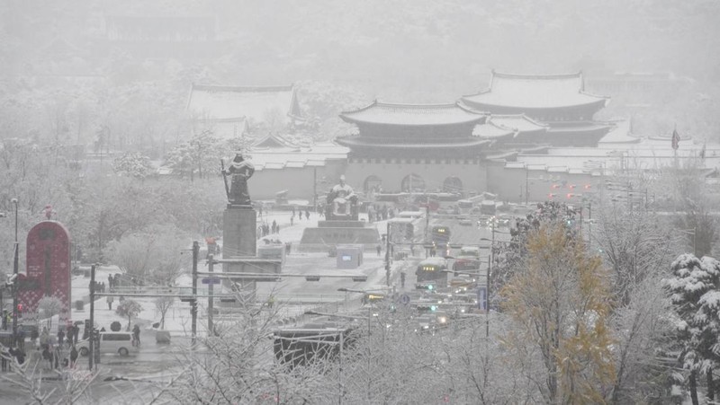 Ibu kota Korea Selatan, Seoul, dilanda badai salju November. Kali ini badai dianggap yang terburuk dalam lebih dari satu abad. Salju tersebut memutus aliran listrik, mengganggu transportasi, menghentikan penerbangan, Rabu (27/11). (REUTERS/Kim Hong-Ji)