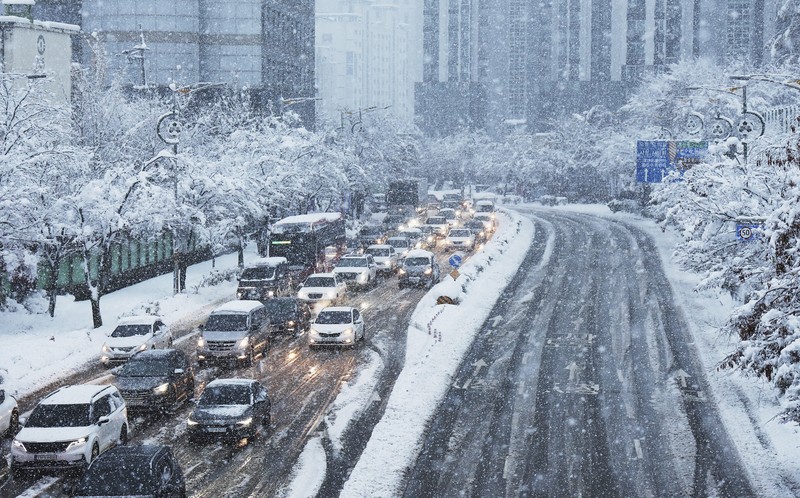 Ibu kota Korea Selatan, Seoul, dilanda badai salju November. Kali ini badai dianggap yang terburuk dalam lebih dari satu abad. Salju tersebut memutus aliran listrik, mengganggu transportasi, menghentikan penerbangan, Rabu (27/11). (REUTERS/Kim Hong-Ji) Ibu kota Korea Selatan, Seoul, dilanda badai salju November. Kali ini badai dianggap yang terburuk dalam lebih dari satu abad. Salju tersebut memutus aliran listrik, mengganggu transportasi, menghentikan penerbangan, Rabu (27/11). (REUTERS/Kim Hong-Ji)