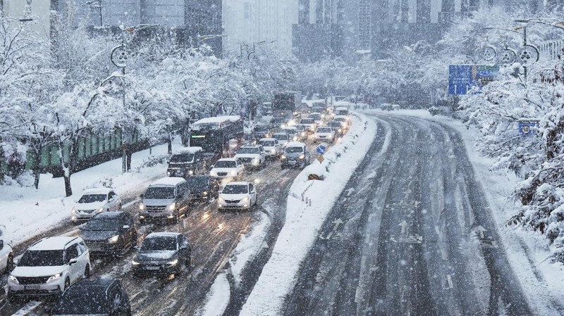 Ibu kota Korea Selatan, Seoul, dilanda badai salju November. Kali ini badai dianggap yang terburuk dalam lebih dari satu abad. Salju tersebut memutus aliran listrik, mengganggu transportasi, menghentikan penerbangan, Rabu (27/11). (REUTERS/Kim Hong-Ji)