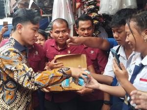 Gibran Cek Warga Terdampak Banjir di Jaktim, Bagikan Susu ke Anak-anak