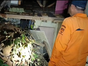 Kesaksian Dedi Saat Longsoran Batu Besar Hantam Rumahnya