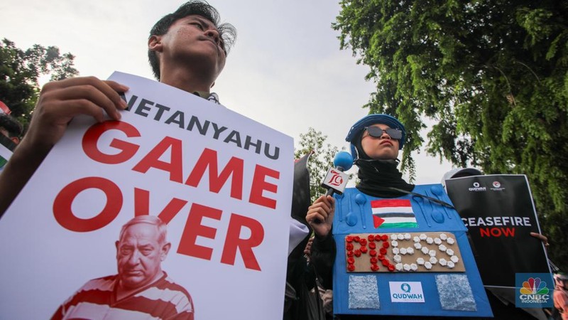 Demonstran melakukan unjuk rasa di depan kantor Kedutaan Besar Amerika Serikat (AS), Jakarta, Jumat (29/11/2024). Aksi yang pertepatan dengan Hari Solidaritas Internasional Bersama Rakyat Palestina atau International Day of Solidarity with the Palestinian People itu mengecam genosida Israel di Palestina. (CNBC Indonesia/Faisal Rahman)