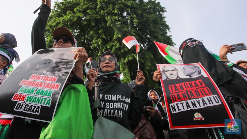 Demonstran melakukan unjuk rasa di depan kantor Kedutaan Besar Amerika Serikat (AS), Jakarta, Jumat (29/11/2024). Aksi yang pertepatan dengan Hari Solidaritas Internasional Bersama Rakyat Palestina atau International Day of Solidarity with the Palestinian People itu mengecam genosida Israel di Palestina. (CNBC Indonesia/Faisal Rahman) Demonstran melakukan unjuk rasa di depan kantor Kedutaan Besar Amerika Serikat (AS), Jakarta, Jumat (29/11/2024). Aksi yang pertepatan dengan Hari Solidaritas Internasional Bersama Rakyat Palestina atau International Day of Solidarity with the Palestinian People itu mengecam genosida Israel di Palestina. (CNBC Indonesia/Faisal Rahman)