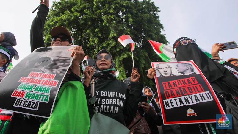 Demonstran melakukan unjuk rasa di depan kantor Kedutaan Besar Amerika Serikat (AS), Jakarta, Jumat (29/11/2024). Aksi yang pertepatan dengan Hari Solidaritas Internasional Bersama Rakyat Palestina atau International Day of Solidarity with the Palestinian People itu mengecam genosida Israel di Palestina. (CNBC Indonesia/Faisal Rahman)