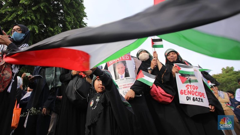 Demonstran melakukan unjuk rasa di depan kantor Kedutaan Besar Amerika Serikat (AS), Jakarta, Jumat (29/11/2024). Aksi yang pertepatan dengan Hari Solidaritas Internasional Bersama Rakyat Palestina atau International Day of Solidarity with the Palestinian People itu mengecam genosida Israel di Palestina. (CNBC Indonesia/Faisal Rahman)