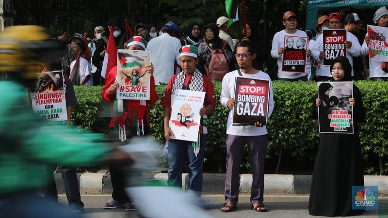 Demonstran melakukan unjuk rasa di depan kantor Kedutaan Besar Amerika Serikat (AS), Jakarta, Jumat (29/11/2024). Aksi yang pertepatan dengan Hari Solidaritas Internasional Bersama Rakyat Palestina atau International Day of Solidarity with the Palestinian People itu mengecam genosida Israel di Palestina. (CNBC Indonesia/Faisal Rahman)