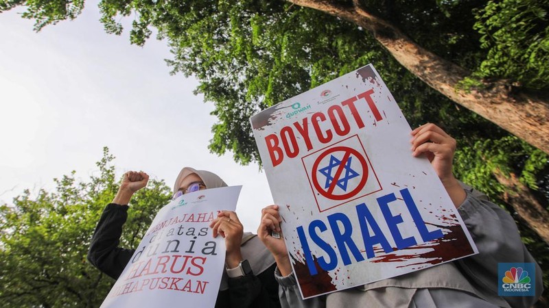 Demonstran melakukan unjuk rasa di depan kantor Kedutaan Besar Amerika Serikat (AS), Jakarta, Jumat (29/11/2024). Aksi yang pertepatan dengan Hari Solidaritas Internasional Bersama Rakyat Palestina atau International Day of Solidarity with the Palestinian People itu mengecam genosida Israel di Palestina. (CNBC Indonesia/Faisal Rahman)