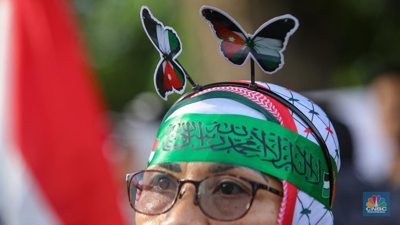 Demonstran melakukan unjuk rasa di depan kantor Kedutaan Besar Amerika Serikat (AS), Jakarta, Jumat (29/11/2024). Aksi yang pertepatan dengan Hari Solidaritas Internasional Bersama Rakyat Palestina atau International Day of Solidarity with the Palestinian People itu mengecam genosida Israel di Palestina. (CNBC Indonesia/Faisal Rahman)