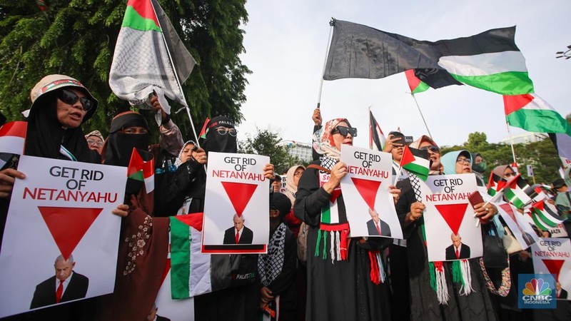 Demonstran melakukan unjuk rasa di depan kantor Kedutaan Besar Amerika Serikat (AS), Jakarta, Jumat (29/11/2024). Aksi yang pertepatan dengan Hari Solidaritas Internasional Bersama Rakyat Palestina atau International Day of Solidarity with the Palestinian People itu mengecam genosida Israel di Palestina. (CNBC Indonesia/Faisal Rahman)