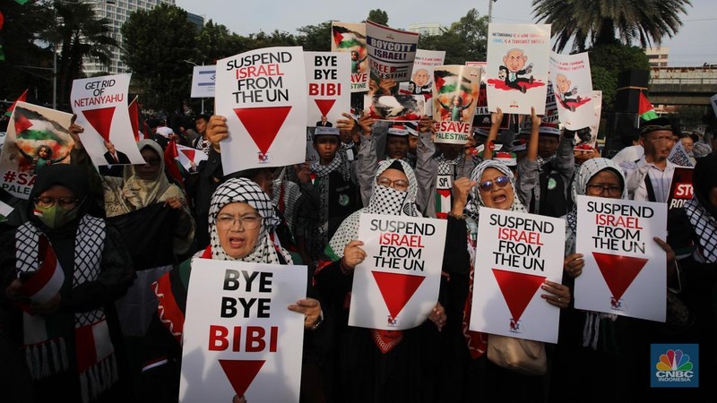 Demonstran melakukan unjuk rasa di depan kantor Kedutaan Besar Amerika Serikat (AS), Jakarta, Jumat (29/11/2024). Aksi yang pertepatan dengan Hari Solidaritas Internasional Bersama Rakyat Palestina atau International Day of Solidarity with the Palestinian People itu mengecam genosida Israel di Palestina. (CNBC Indonesia/Faisal Rahman)