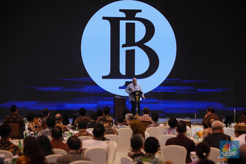 Gubernur Bank Indonesia (BI), Perry Warjiyo dalam acara Pertemuan Tahunan Bank Indonesia (PTBI) Tahun 2024 di Grha Bhasvara Icchana, kompleks kantor pusat Bank Indonesia, Jakarta, Jumat (29/11/2024) malam. (CNBC Indonesia/Faisal Rahman)