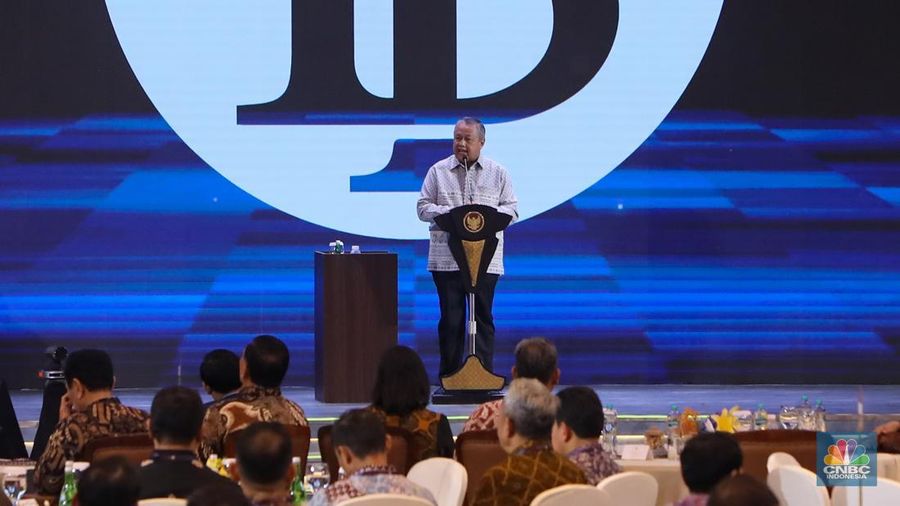 Gubernur Bank Indonesia (BI), Perry Warjiyo dalam acara Pertemuan Tahunan Bank Indonesia (PTBI) Tahun 2024 di Grha Bhasvara Icchana, kompleks kantor pusat Bank Indonesia, Jakarta, Jumat (29/11/2024) malam. (CNBC Indonesia/Faisal Rahman)