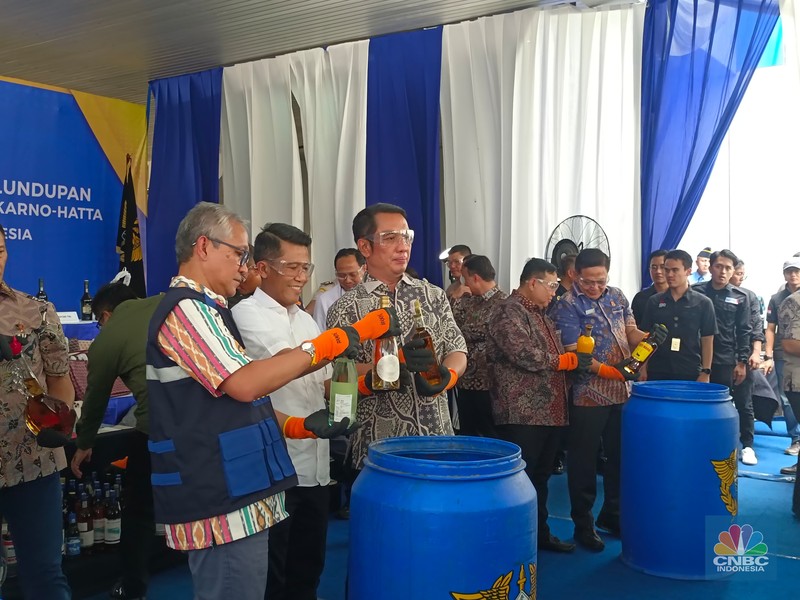 Konferensi Pers Hasil Penindakan Desk Pencegahan dan Pemberantasan Penyelundupan di Bidang Kepabeanan dan Cukai Dalam Mendukung Program Asta Cita Presiden Republik Indonesia di Lapangan Parkir depan Gedung B, Bea Cukai Soekarno-Hatta, Area Cargo Bandara Soekarno Hatta, Kota Tangerang, Banten, Jumat, 29/11. (CNBC Indonesia Martyasari Rizki) Konferensi Pers Hasil Penindakan Desk Pencegahan dan Pemberantasan Penyelundupan di Bidang Kepabeanan dan Cukai Dalam Mendukung Program Asta Cita Presiden Republik Indonesia di Lapangan Parkir depan Gedung B, Bea Cukai Soekarno-Hatta, Area Cargo Bandara Soekarno Hatta, Kota Tangerang, Banten, Jumat, 29/11. (CNBC Indonesia Martyasari Rizki)