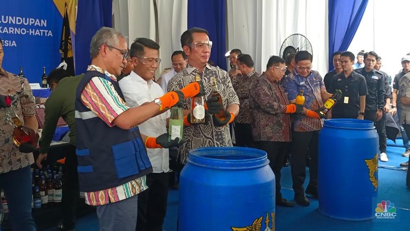 Konferensi Pers Hasil Penindakan Desk Pencegahan dan Pemberantasan Penyelundupan di Bidang Kepabeanan dan Cukai Dalam Mendukung Program Asta Cita Presiden Republik Indonesia di Lapangan Parkir depan Gedung B, Bea Cukai Soekarno-Hatta, Area Cargo Bandara Soekarno Hatta, Kota Tangerang, Banten, Jumat, 29/11. (CNBC Indonesia Martyasari Rizki)