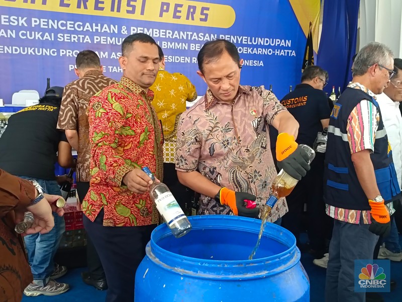 Konferensi Pers Hasil Penindakan Desk Pencegahan dan Pemberantasan Penyelundupan di Bidang Kepabeanan dan Cukai Dalam Mendukung Program Asta Cita Presiden Republik Indonesia di Lapangan Parkir depan Gedung B, Bea Cukai Soekarno-Hatta, Area Cargo Bandara Soekarno Hatta, Kota Tangerang, Banten, Jumat, 29/11. (CNBC Indonesia Martyasari Rizki) Konferensi Pers Hasil Penindakan Desk Pencegahan dan Pemberantasan Penyelundupan di Bidang Kepabeanan dan Cukai Dalam Mendukung Program Asta Cita Presiden Republik Indonesia di Lapangan Parkir depan Gedung B, Bea Cukai Soekarno-Hatta, Area Cargo Bandara Soekarno Hatta, Kota Tangerang, Banten, Jumat, 29/11. (CNBC Indonesia Martyasari Rizki)