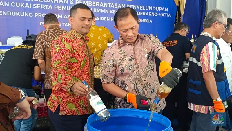 Konferensi Pers Hasil Penindakan Desk Pencegahan dan Pemberantasan Penyelundupan di Bidang Kepabeanan dan Cukai Dalam Mendukung Program Asta Cita Presiden Republik Indonesia di Lapangan Parkir depan Gedung B, Bea Cukai Soekarno-Hatta, Area Cargo Bandara Soekarno Hatta, Kota Tangerang, Banten, Jumat, 29/11. (CNBC Indonesia Martyasari Rizki)