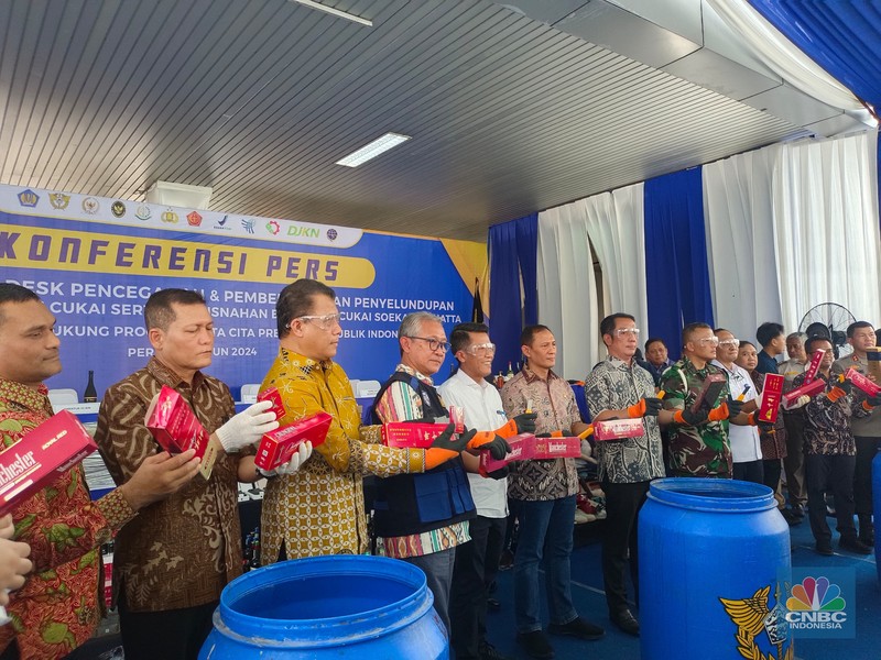Konferensi Pers Hasil Penindakan Desk Pencegahan dan Pemberantasan Penyelundupan di Bidang Kepabeanan dan Cukai Dalam Mendukung Program Asta Cita Presiden Republik Indonesia di Lapangan Parkir depan Gedung B, Bea Cukai Soekarno-Hatta, Area Cargo Bandara Soekarno Hatta, Kota Tangerang, Banten, Jumat, 29/11. (CNBC Indonesia Martyasari Rizki)