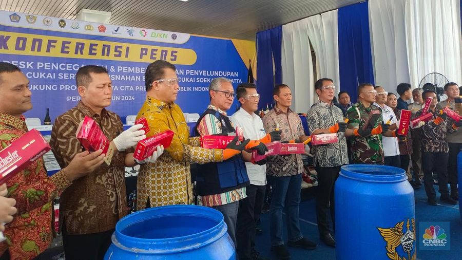 Konferensi Pers Hasil Penindakan Desk Pencegahan dan Pemberantasan Penyelundupan di Bidang Kepabeanan dan Cukai Dalam Mendukung Program Asta Cita Presiden Republik Indonesia di Lapangan Parkir depan Gedung B, Bea Cukai Soekarno-Hatta, Area Cargo Bandara Soekarno Hatta, Kota Tangerang, Banten, Jumat, 29/11. (վ Martyasari Rizki)
