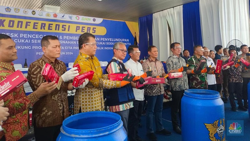 Konferensi Pers Hasil Penindakan Desk Pencegahan dan Pemberantasan Penyelundupan di Bidang Kepabeanan dan Cukai Dalam Mendukung Program Asta Cita Presiden Republik Indonesia di Lapangan Parkir depan Gedung B, Bea Cukai Soekarno-Hatta, Area Cargo Bandara Soekarno Hatta, Kota Tangerang, Banten, Jumat, 29/11. (CNBC Indonesia Martyasari Rizki)