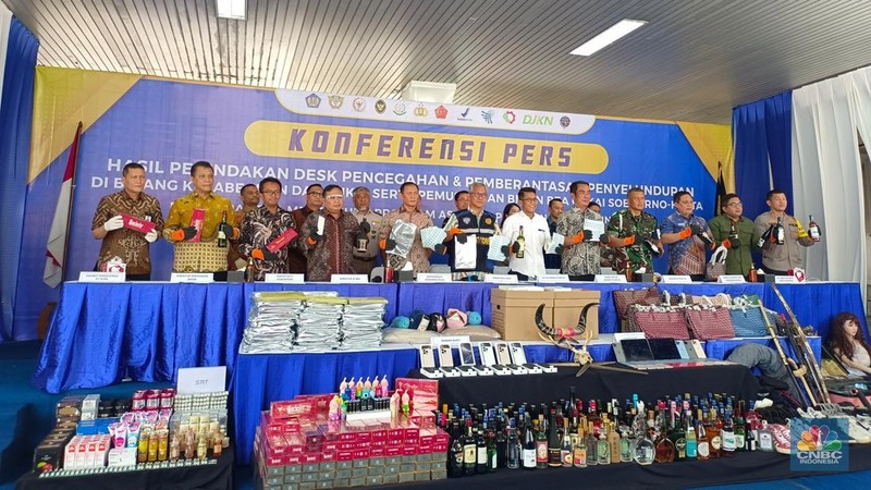 Konferensi Pers Hasil Penindakan Desk Pencegahan dan Pemberantasan Penyelundupan di Bidang Kepabeanan dan Cukai Dalam Mendukung Program Asta Cita Presiden Republik Indonesia di Lapangan Parkir depan Gedung B, Bea Cukai Soekarno-Hatta, Area Cargo Bandara Soekarno Hatta, Kota Tangerang, Banten, Jumat, 29/11. (CNBC Indonesia Martyasari Rizki)