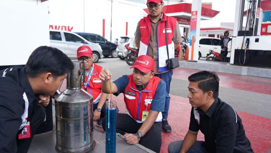 Lemigas melakukan uji lab sampel BBM Pertamax di SPBU Cibinong. Doc PT Pertamina Patra Niaga.