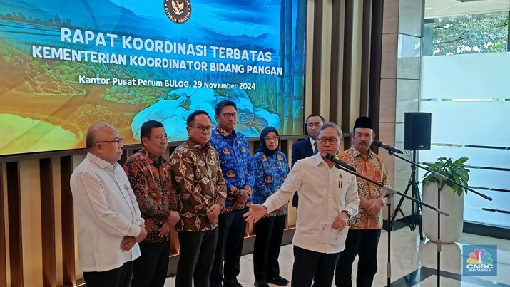 Menteri Koordinator Bidang Pangan Zulkifli Hasan memimpin rapat transformasi Bulog di kantor Bulog, Jumat (29/11/2024). Rapat ini dihadiri sejumlah stakeholder lain diantaranya Kepala Badan Pangan Nasional (Bapanas) Arief Prasetyo, Wakil Menteri BUMN Kartika Wirjoatmodjo, Wakil Menteri Pertanian Sudaryono. (CNBC Indonesia/Ferry Sandi)