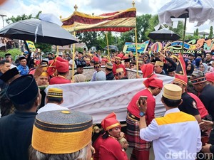 Prosesi Adat Ammolong Tedong Iringi Pelepasan Jenazah Raja Gowa Ke-38