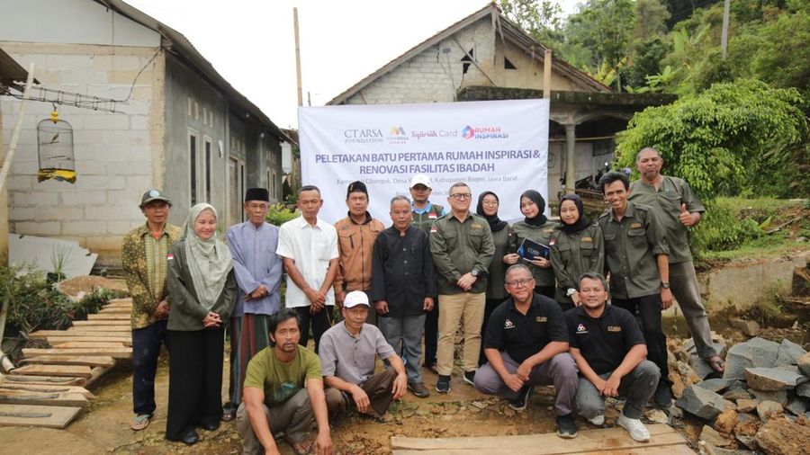 Peletakaan batu pertama rumah inspirasi Gunung Leutik. (Istimewa)