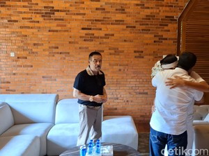 Momen Pelukan Dedi Mulyadi-Erwan Usai Unggul Quick Count Pilgub Jabar